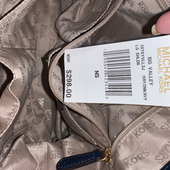 Michael Kors Luxury Studded Astor Large Shoulder Bag Tote NWT - Picture 9 of 10